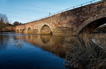 Fototapeta premium Alte Saalebrücke über die Fränkische Saale in Euerdorf, Landkreis Bad Kissingen, Unterfranken, Bayern, Franken, Deutschland