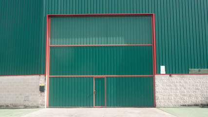 Puerta grande en nave industrial metálica