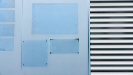Restos de placas en fachada industrial