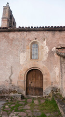Arco en puerta y ventana de casa rural antigua © Darío Peña