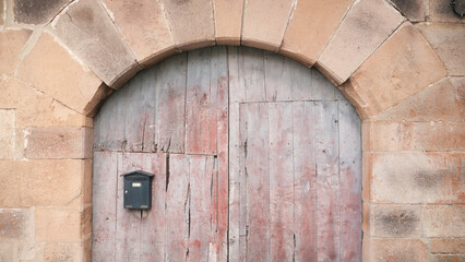 Puerta de granero deteriorada de madera