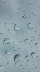 Gotas de lluvia en ventana de techo