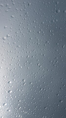 Gotas de lluvia en ventana de techo