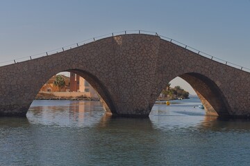 Stone bridge over water - obrazy, fototapety, plakaty