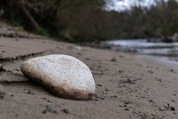 Stein am sandigen Flussufer der Reuss Nähe Mellingen im Kanton Aargau in der Schweiz
