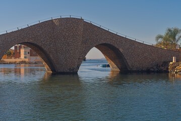 Stone bridge over water - obrazy, fototapety, plakaty