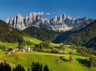 Fototapeta na wymiar Italien, Südtirol, Alto Adige, Dolomiten, Villnösstal, Santa Maddalena, Geisler Spitzen