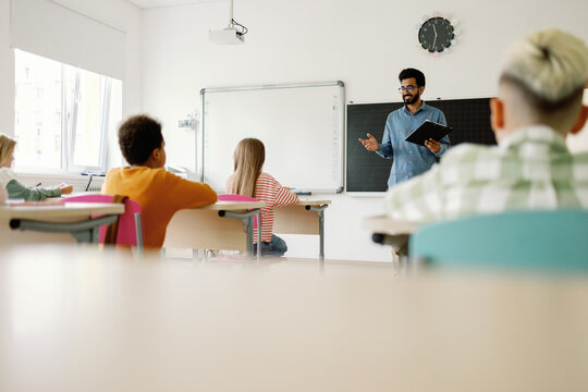 Tutor mentoring schoolchildren 