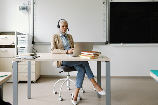 Tutor e-learning tech use device school workspace pedagogical online