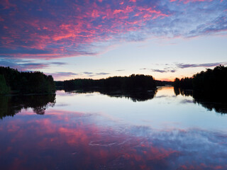 Obraz premium Schweden, Batfors Naturreservat, Fluss, Inseln, Wolken