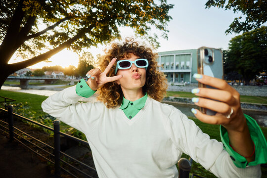 Kiss and peace on a selfie