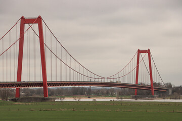 Imposante Rheinbrücke in Emmerich