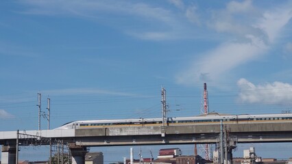 工場地帯を進むレールスター