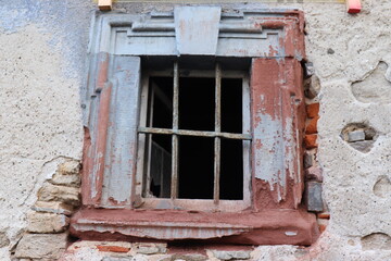 Altes Fenster am unbewohntem Haus.
