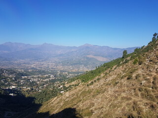 Fototapeta premium The valley with an open, clear, and clean blue sky can be seen from the top of the mountain.