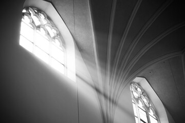 Sonnenstrahlen durch Kirchenfenster