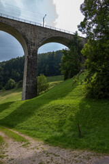 Fototapeta premium Bahnbrücke übers Tal