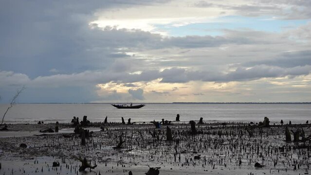 Morning view of fishing boats lined up at Alorkol Beach, Sundarbans. It&rsquo;s called Dubla Island in the UNESCO World Heritage site Sundarbans. 