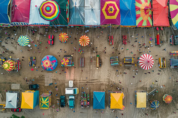 A bird's eye view of a carnival with rides, booths, and balloons - obrazy, fototapety, plakaty