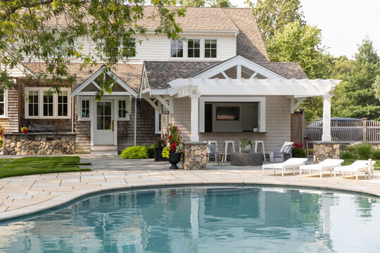 Residential luxury Home outdoor patio and swimming pool 