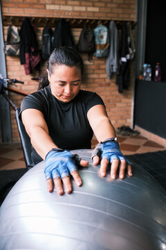 Latina woman training in a gym