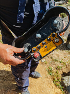 Controlling the pump's operation while pouring foundations