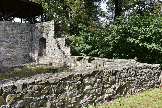 wzgórze zamkowe z ruinami budowli gotyckiej i zabytkową wieżą, Cieszyn, Śląsk, Polska, Europa, 