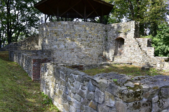 wzgórze zamkowe z ruinami budowli gotyckiej i zabytkową wieżą, Cieszyn, Śląsk, Polska, Europa, 