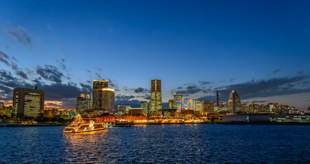 Naklejka premium 大さん橋から見るみなとみらいの夕景