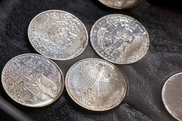 Gedenkmünzen / Silbermünzen (925 Sterling) in einem Reinigungsbad mit Natron / Natriumbikarbonat