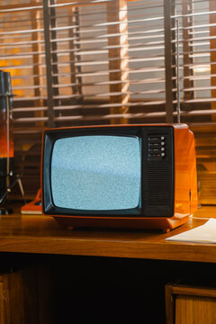 The tube TV does not catch the signal