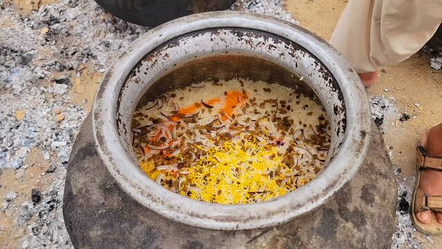 Degi mutanjan , sweet and colorful , Meethe chawal. Zardah Rice, Mutanjan rice, also known as sweet rice, favourite Indian sweet,saffron, cashew, cloves,dry fruits, yellow rice 4K Footage.