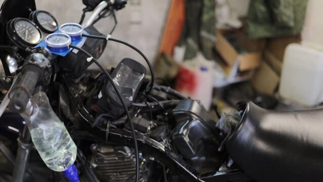 adjusting the synchronization of the fuel system of injector carburetors on a motorcycle.