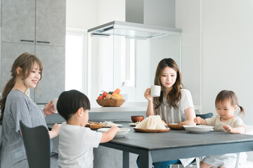 ママ友と食事会・ランチをする主婦・女性
