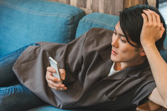 「携帯をいじる」の写真素材 | 545件の無料イラスト画像 | Adobe Stock