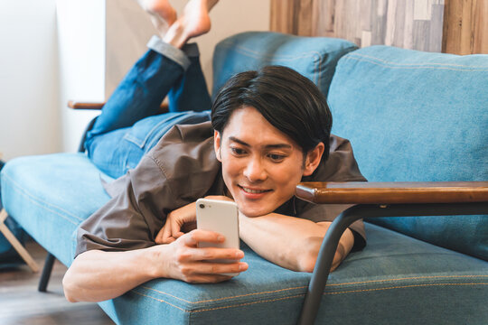「携帯をいじる」の写真素材 | 548件の無料イラスト画像 | Adobe Stock