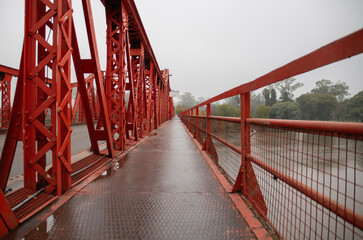 Puente de acero sobre un río