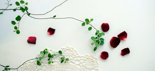 薔薇の花びらとアンティークなレース編み、ハンドメイドのフレーム、イギリスアンティーク、植物と雑貨の背景