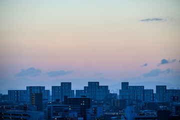 夜明け前の都市景観。神戸市東灘区の高層マンションの上層階より芦屋、西宮、大阪方面をのぞむ。