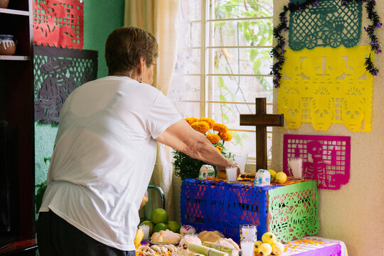 Preparing ofrenda 