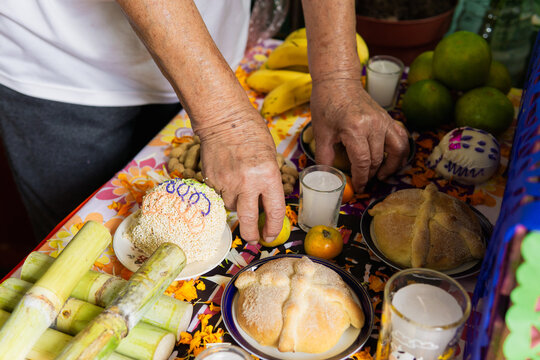 Preparing an ofrenda.