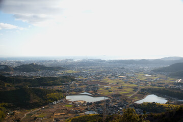 兵庫県・高砂市、加古川市を望む名峰高御座山からカスミの播州播磨灘、瀬戸内海