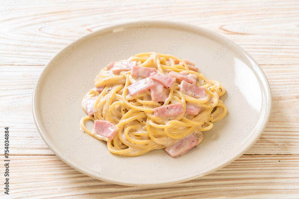 Poster spaghetti white cream sauce with ham