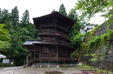 飯盛山に建つさざえ堂