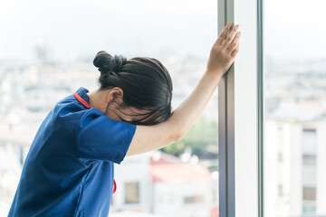 過労・疲労でヘトヘトの女性医師・看護師・ナース・介護士
