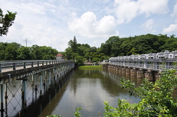 Fototapeta premium 安積疏水に水を流す十六橋水門