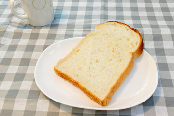 パン皿の上に一枚の食パン