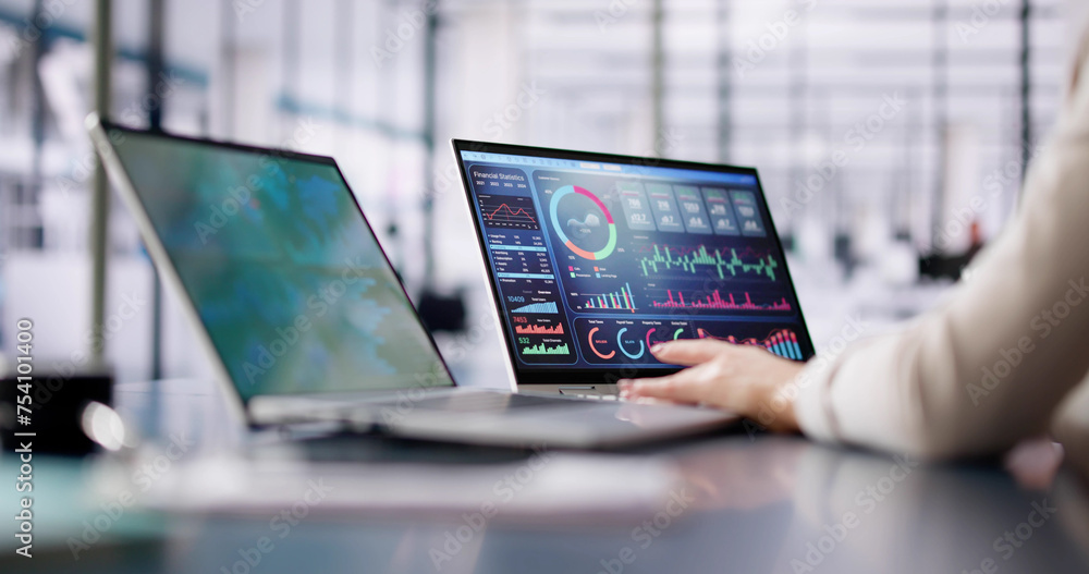 Leinwandbilder data analyst using data analytics kpi