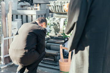 お墓・墓地・霊園で納骨式・墓じまいをする日本人の遺族・親族
