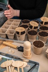 Aussaat im Torftopf, Topf mit Erde füllen, Gemüse selber anpflanzen
